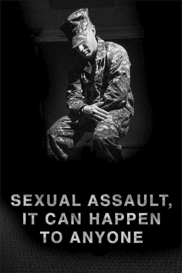 Eine Person in Milit├Ąruniform mit gesenktem Kopf und geführten H├Ąnden, die Verzweiflung zeigt, vor einem dunklen Hintergrund mit dem Text "sexueller ├ťbergriff, es kann jeden treffen" überall.