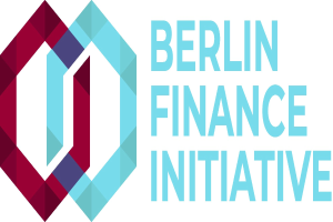 Logo der Berliner Finanzinitiative mit einem blauen Kreis mit weißer Umrandung und einem weißen "B" in der Mitte, umgeben von einem weißen Ring mit blau-weißem Karomuster, alles auf einem weißen Hintergrund mit der schwarzen fetten Schrift "Berlin Finance Initiative".