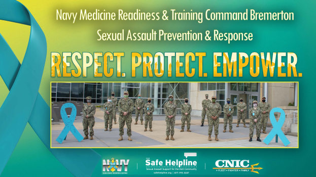Plakat mit der Überschrift "Navy Medicine Readiness & Training Command Bremerton: Sexual Assault Prevention & Response - Respect, Protect, Empower" zeigt eine Gruppe von Menschen in Uniform und Mützen vor einem Gebäude mit Fenstern und Türen.