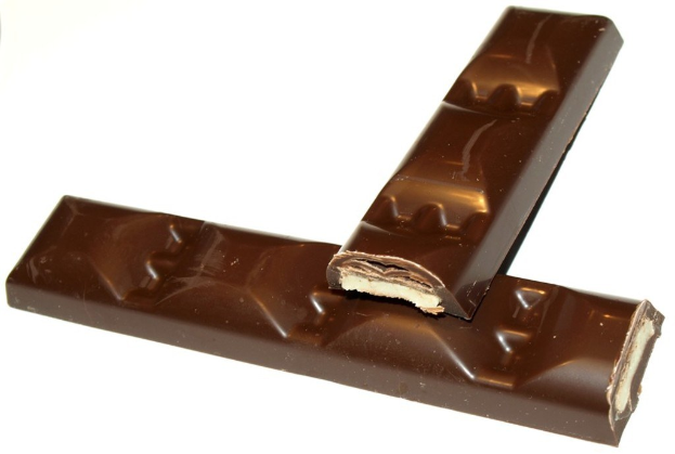 Zwei Schokoladenriegel.