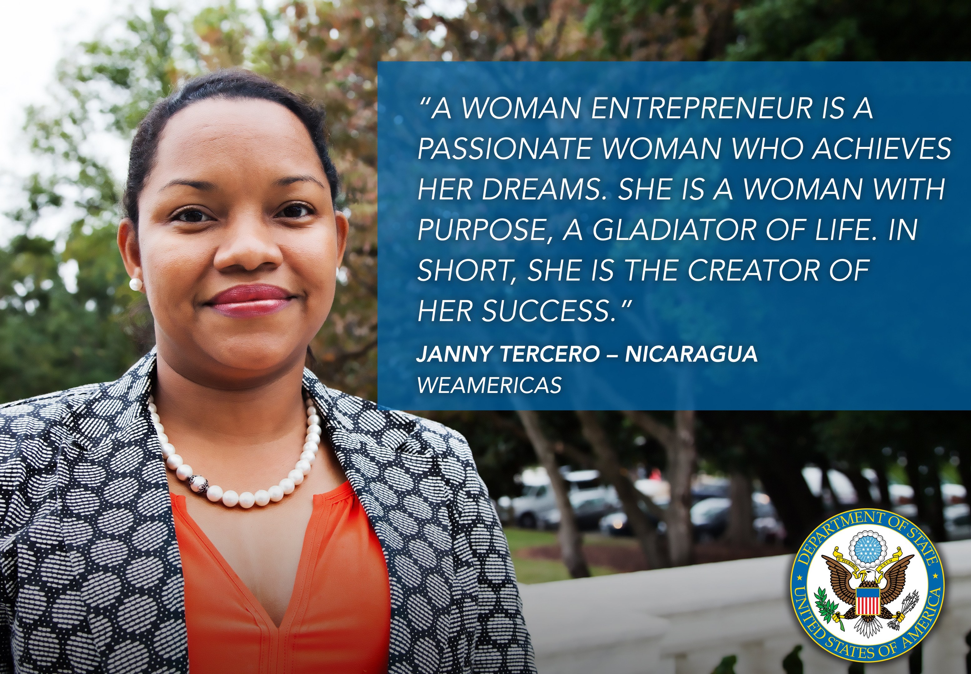 Eine Frau-Unternehmerin in Schwarz-Weiß-Jacke und orangefarbenem Kleid steht vor einem Hintergrund aus Bäumen, Fahrzeugen und Himmel, mit einem Logo und Text auf der rechten Seite.