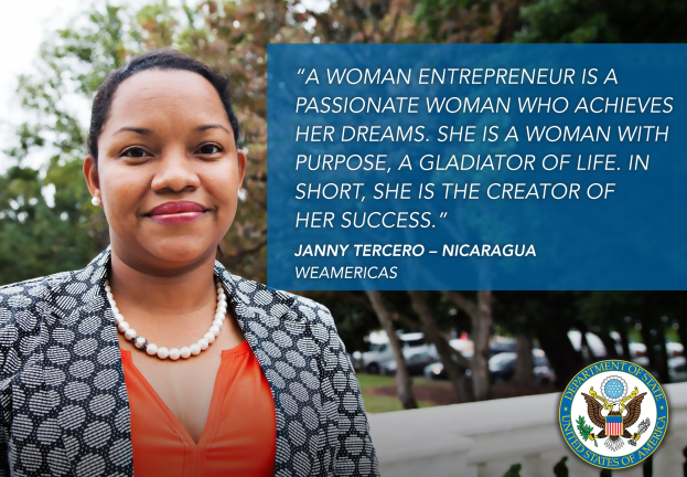 Eine Frau-Unternehmerin in Schwarz-Weiß-Jacke und orangefarbenem Kleid steht vor einem Hintergrund aus Bäumen, Fahrzeugen und Himmel, mit einem Logo und Text auf der rechten Seite.