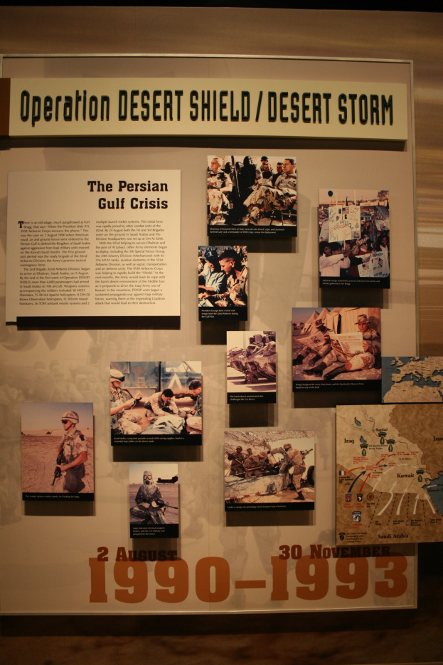 Vitrine an einer Wand mit Fotografien und informativem Text über Operation Desert Shield/Desert Storm.