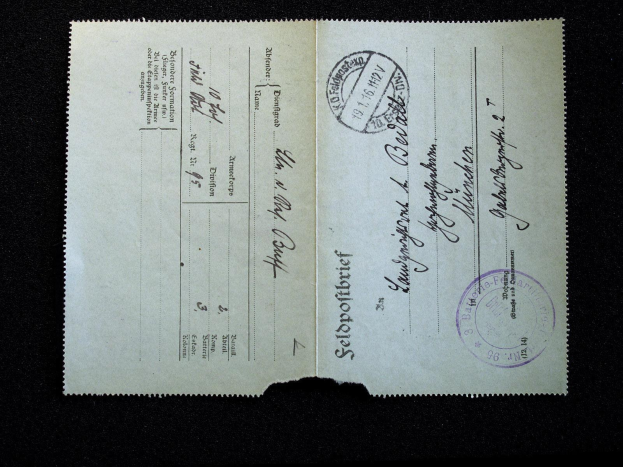 Schwarzer Hintergrund mit einem alten deutschen Pass mit zwei Stempeln und gedrucktem Text.