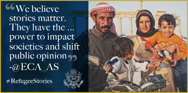 Ein Plakat mit einem Mann, einer Frau und zwei Kindern, die rechts lächeln, sowie Text und Logo links, das lautet: 'Wir glauben, dass Geschichten wichtig sind, sie haben die Kraft, Gesellschaften zu beeinflussen und öffentliche Meinungen zu verschieben @ECA AS'.