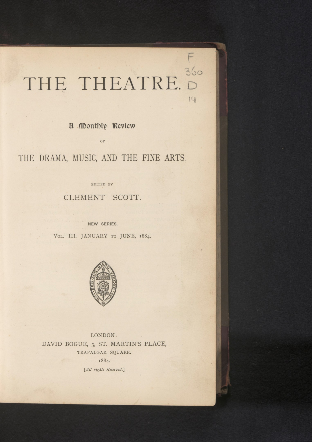 Der Einband eines aufgeschlagenen Buches mit dem Titel "The Theatre: A Monthly Review of the Drama, Music, and the Fine Arts" zeigt eine Seite mit Text und einem Logo.