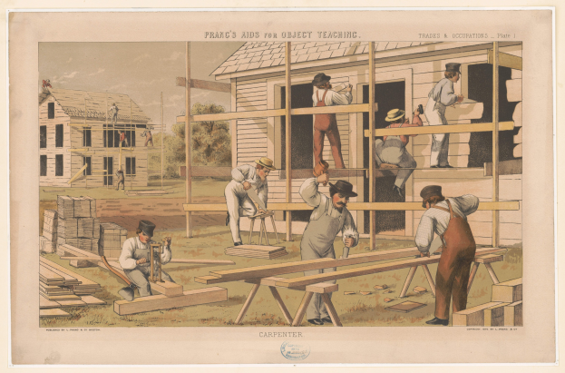 Gruppe von Männern beim Bau eines Hauses mit verstreuten Holzplanken und Materialien, Bäume im Hintergrund, klarer blauer Himmel und Text "Prang's Hilfe für den Gegenstandsunterricht" unten.