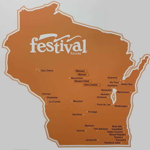 Ein lebendiger Plakatentwurf einer Wisconsin-Karte voller farbenfroher Lebensmittel und beschriftet mit "Festival Foods."