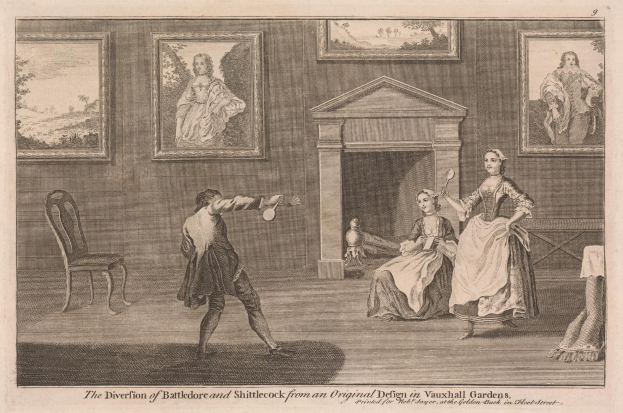 Zwei Personen spielen Tischtennis in einem Raum mit Kamin, Stühlen und Rahmenfotos an der Wand, mit Text unten, der auf "Die Abspaltung von Battledore und Shuttlecock von einem ursprünglichen Design in Vauxhall Gardens" verweist.