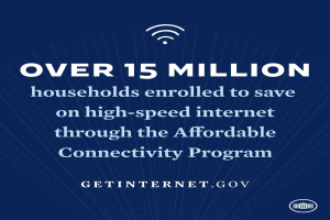 Ein Plakat, das das Affordable Connectivity Program bewirbt, zeigt ein Logo und Text, der besagt "Über 15 Millionen Haushalte angemeldet, um bei High-Speed-Internet zu sparen".