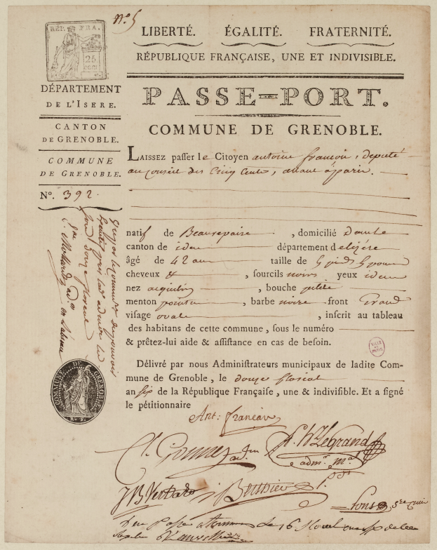 Ein altes Passdokument mit einem Stempel und handgeschriebener Text.