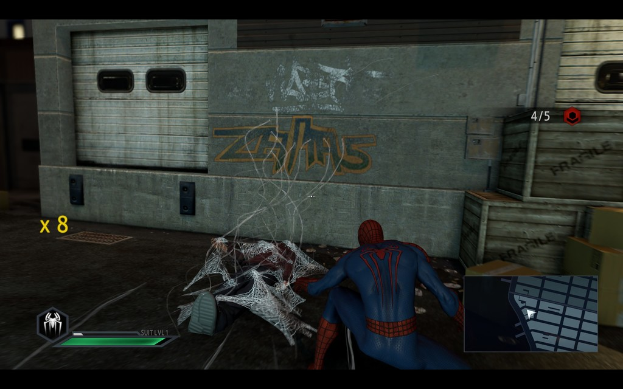 Ein Zug mit Kisten auf seinem Güterwagen und einer Spider-Man-Figur oben auf dem Zug.