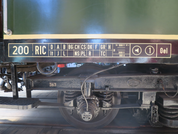 Nahaufnahme eines Zugwagens auf einer Schiene, die das Rad und die Bremse zeigt.