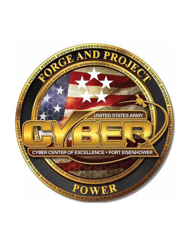 Logo des United States Army Cyber Center of Excellence mit einem blauen Kreis, weißer Stern und weißem Rand, mit der Aufschrift "Forge and Project Cyber Power" in fetter schwarzer Schrift.