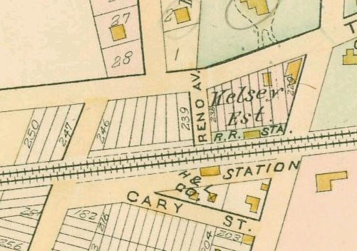 Alte Stadtkarte mit nummerierten Grundstücken, Textbeschriftungen und einer 'Grundstück-zu-Verkauf'-Anzeige unten.