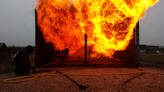 Kaminbrand in Aurich: Feuerwehr kämpft gegen Flammenausbreitung