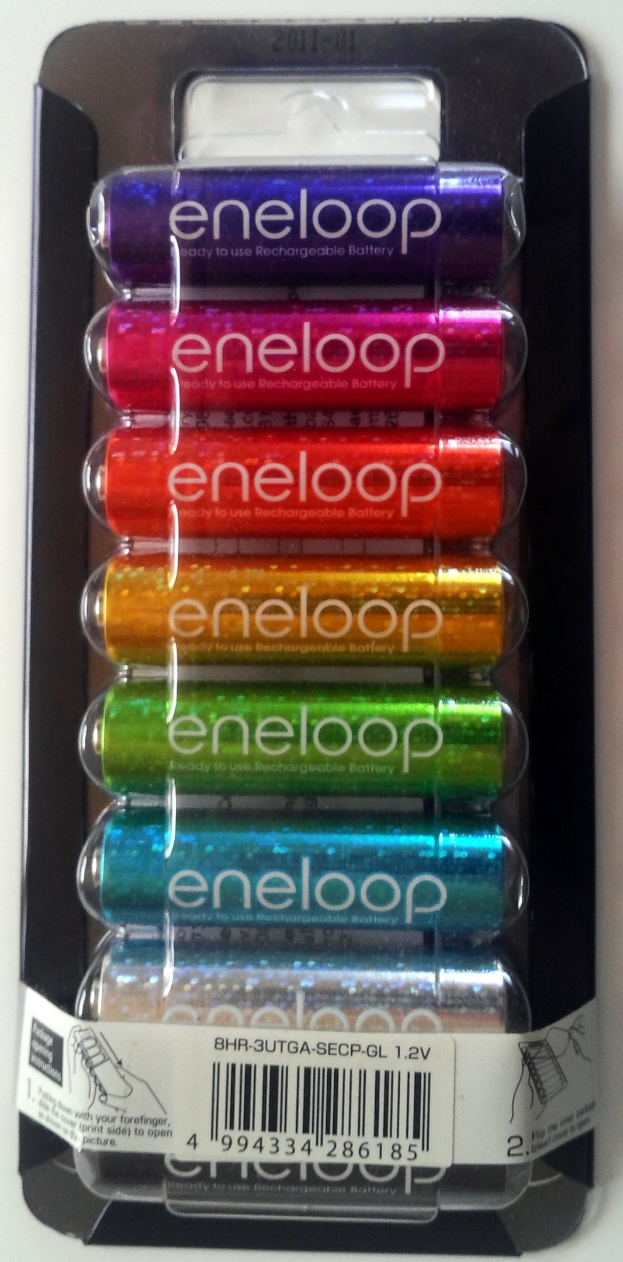 Weiße Oberfläche mit einer Packung eneloop AA wiederaufladbare Batterien in verschiedenen Farben, jede mit einem Aufkleber versehen.