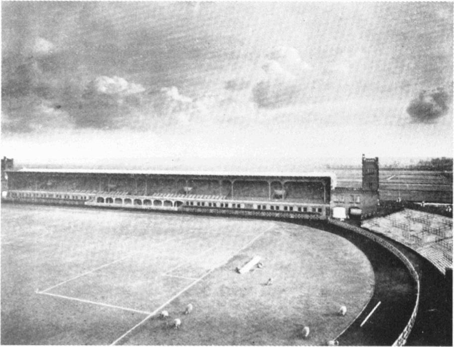 Schwarzes und weißes Foto eines Fußballfelds mit einem Stadion im Hintergrund, umgeben von Bäumen und einem bewölkten Himmel, mit Text unten, der 'Stoke City Football Club' lautet.