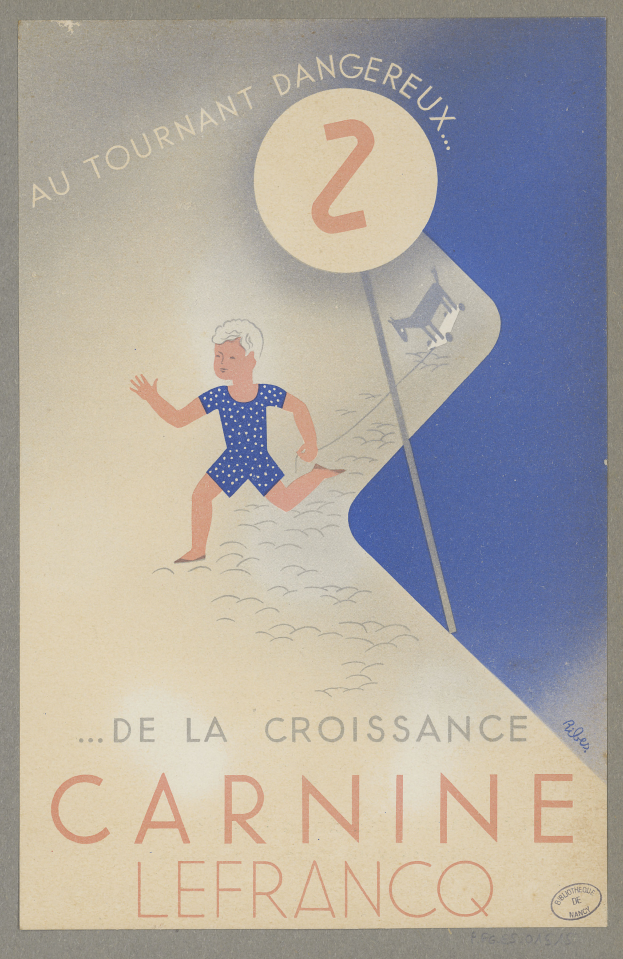 Eine Person in einem leuchtend gelben Kleid lächelt breit in der Mitte eines Karnevalplakats, umgeben von der fetten, schwarzen Schrift 'Karneval'.