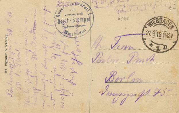Alte Postkarte mit einem violetten Stempel, der "Wiesbaden, Deutschland - 1. Weltkrieg" lautet, und handgeschriebener Text.