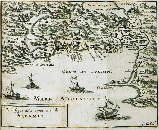 Eine alte Seekarte des Mittelmeerraums mit Booten im Vordergrund und Text auf dem Papier.