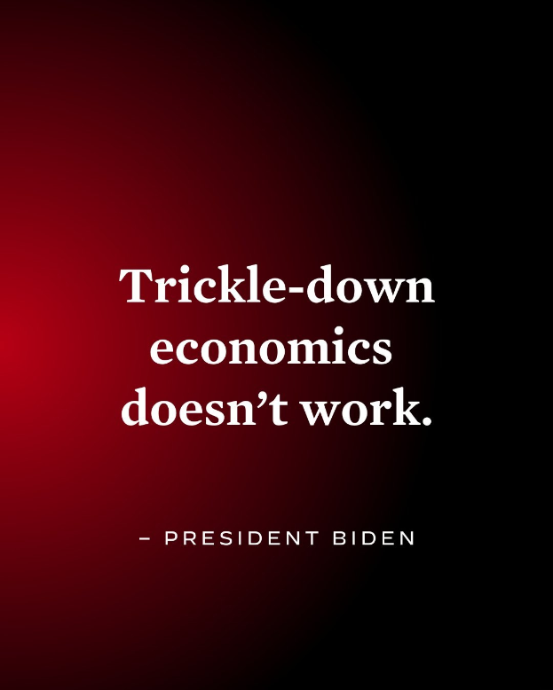 Ein Plakat mit fetter, schwarzer Schrift auf einem weißen Hintergrund, eingerahmt von einem schmalen schwarzen Rand, das den Text «Trickle-Down Economics Works Not» trägt und einen Zitat von Präsident Biden enthält.