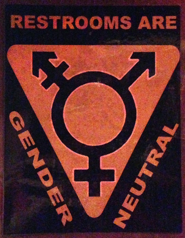 Ein Plakat mit dem Text 'Toiletten sind geschlechtsneutral' betont die Bedeutung von Geschlecht auf der Toilette.