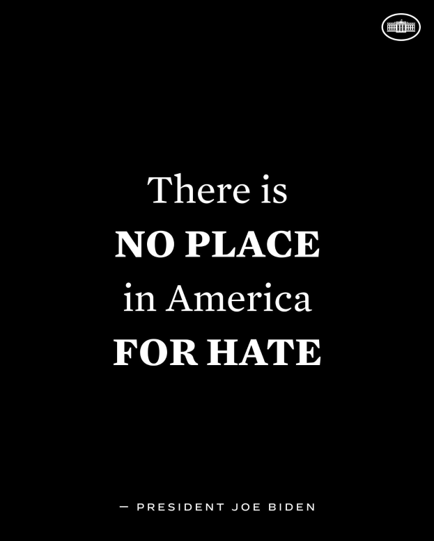 Schwarzer Hintergrund mit fetter weißer Schrift, die den Satz 'Es gibt keinen Platz für Hass in Amerika' zeigt, zugeschrieben Präsident Joe Biden.