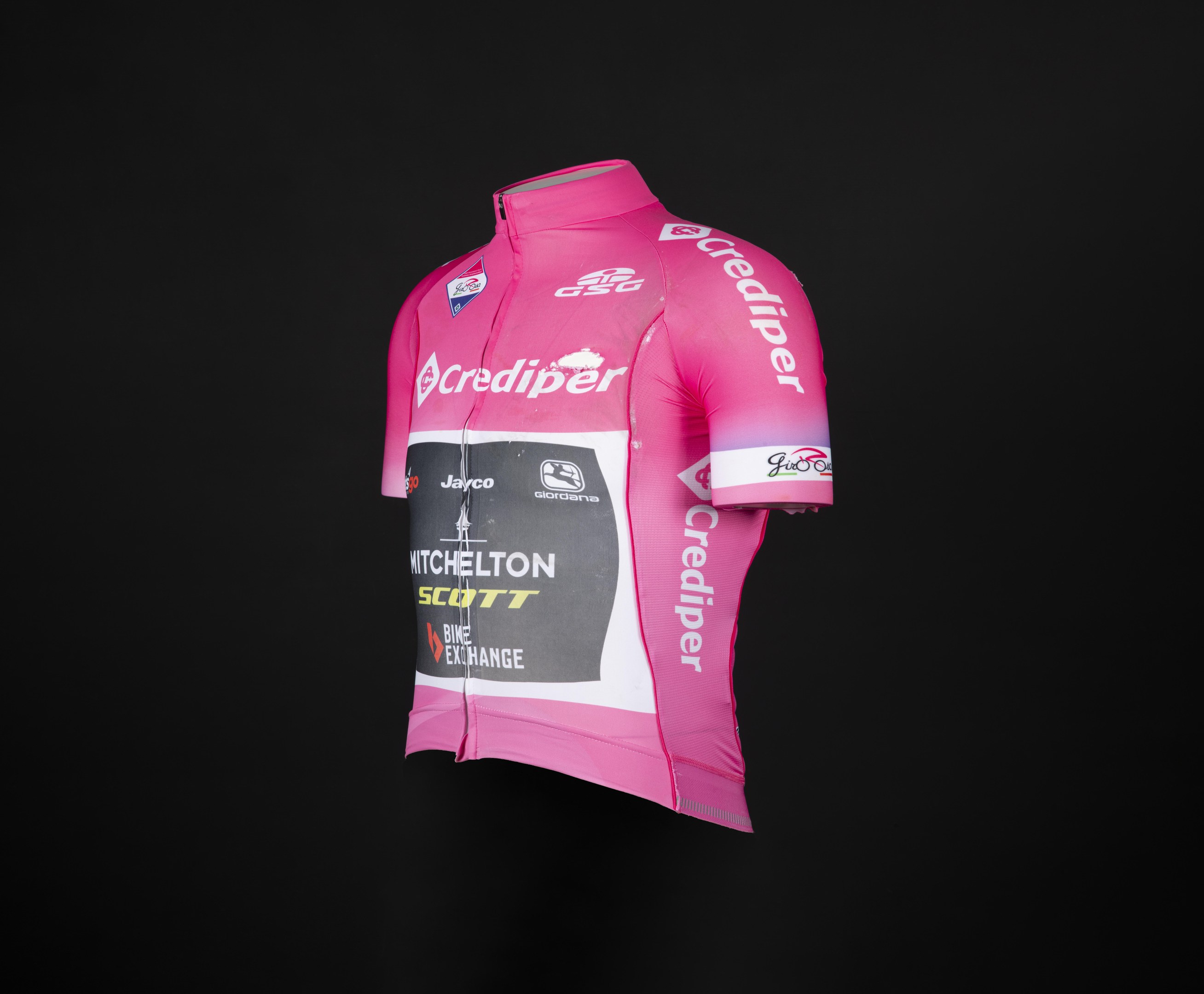 Hellrosa Jersey mit Wei├čem Logo und Text auf schwarzem Hintergrund.