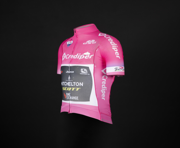 Hellrosa Jersey mit Wei├čem Logo und Text auf schwarzem Hintergrund.