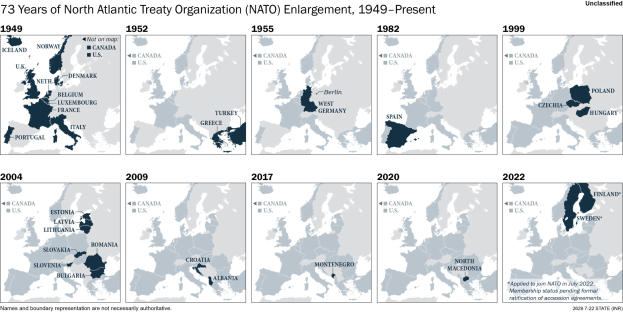 Karte veranschaulicht die 73-jährige Erweiterung der NATO von 1949 bis heute, wobei die Regionen farblich nach dem Jahr des Beitritts unterteilt sind.