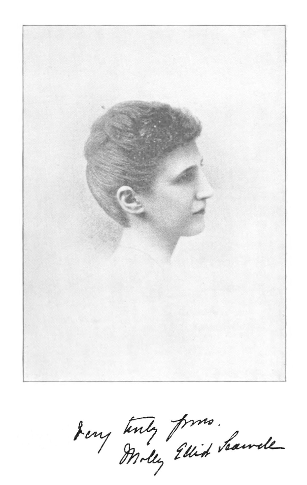 Schwarzes und weißes Foto einer Frau mit kurzem Haar, das ordentlich zu einem Knoten gebunden ist, das Gesicht ist zu sehen mit seitlich Blickenden Augen und leicht geöffneten Lippen, mit Text am unteren Bildrand.