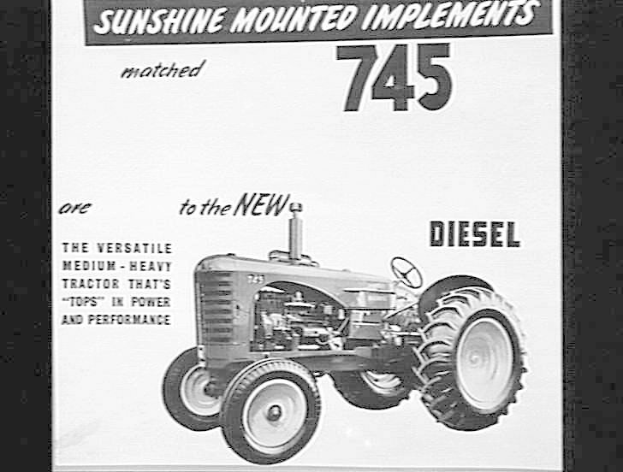 Schwarzer und weißer Werbeplakat für einen 745-Traktor mit angebauten Geräten, das ein Bild des Traktors und beschreibenden Text zeigt.