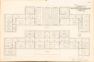 Offenes Buch mit detailliertem Grundriss des Berliner Olympia-Gymnasiums mit begleitendem Text zur Beschreibung seines Layouts.