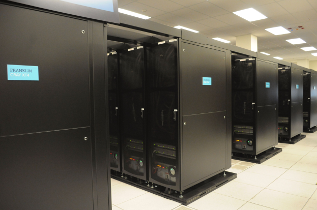 Großer Raum voller Numerous Server in einem Datenzentrum, mit einem Boden, Decke mit Leuchten und einer Wand im Hintergrund.