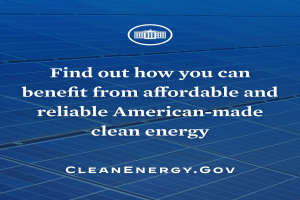 Plakat mit einem blauen Kreis-Logo, das einen weißen Stern und weißen Text enthält, der "Finden Sie heraus, wie Sie von erschwinglicher und zuverlässiger amerikanischer Clean Energy profitieren können", auf einem hellblauen Hintergrund.