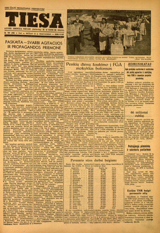 Alte Zeitung aufgeschlagen mit Text und einer Gruppe von Menschen im Hintergrund.