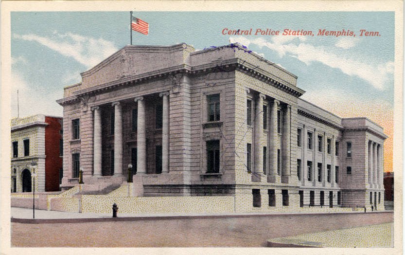Alte Ansichtskarte der Zentralen Polizeiwache in Memphis, Tennessee, die ein großes Gebäude mit Säulen, Treppen, einer Fahne, vorderen Pfählen und einem bewölkten Himmel zeigt.