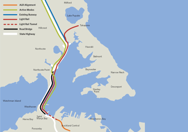 Eine detaillierte Stadtkarte mit einer roten Linie, die eine vorgeschlagene Bahnroute markiert, einschließlich beschrifteter Haltestellen und der umliegenden Gebiete.