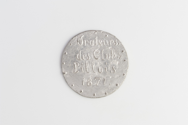 Silbermünze mit "Orteurs des Clubs Pillois 1871" eingraviert auf weißem Hintergrund.