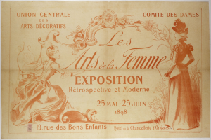 Zwei Frauen in eleganten, langen Kleidern und klassischem Haarstil lächeln den Betrachter auf einem hellblauen Plakat für die Arts de la Femme Exposition an.