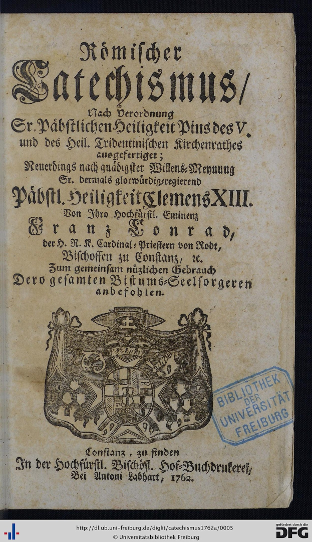 Altes Buch mit "Bibliothek Universität Freiburg"-Text, schwarzem Hintergrund, Wappen und Stempel auf der rechten Seite.