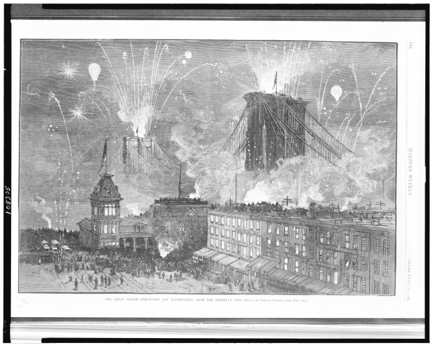 Schwarz-weißes Foto der Brooklyn Bridge mit Feuerwerk am Himmel, umgeben von Gebäuden, Menschen und Fallschirmen, mit Text unten.