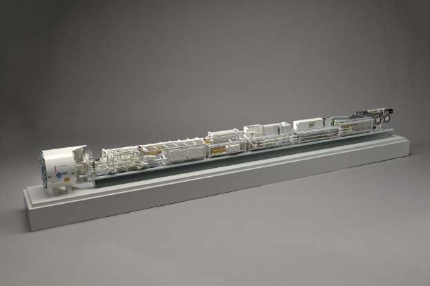 Ein detailliertes Modell eines gro%C3%9Fen Wasserstoff-Brennstoffzellensystems, einschließlich eines Kraftstofftanks, eines Filters und einer Einspritzvorrichtung, das auf einer wei%C3%9Fen Oberfl%C3%A4che angezeigt wird.