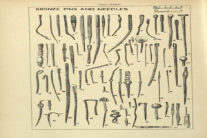 Ein altes Buch mit einer Zeichnung verschiedener Werkzeuge, einschließlich Bronzenadeln und Nadeln, und Text, der die Werkzeuge beschreibt.