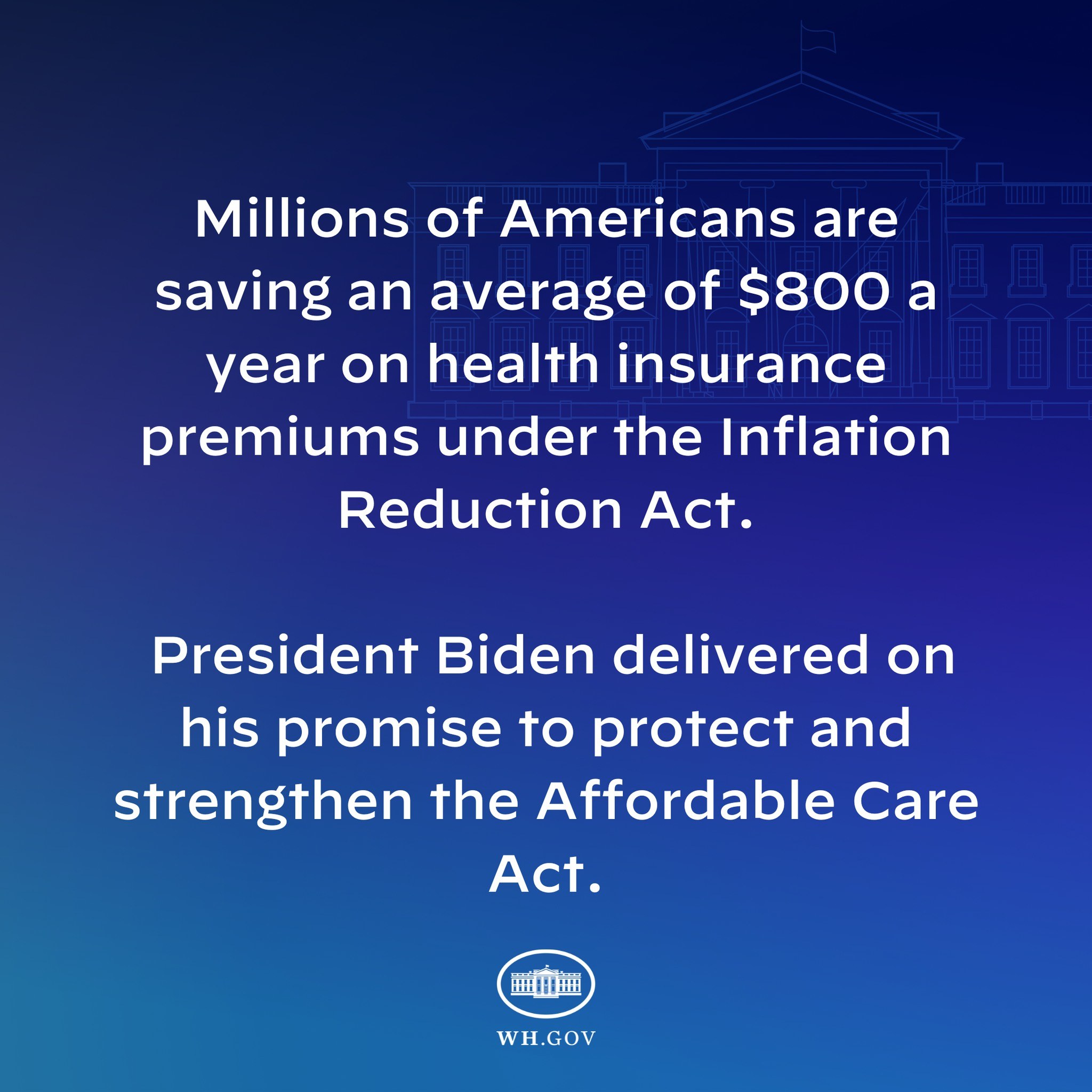 Blauer Hintergrund mit weißer Schrift, die besagt "Millionen von Amerikanern sparen durchschnittlich 800 USD pro Jahr an Gesundheitsversicherungsprämien unter dem Inflation Reduction Act" in der Mitte, mit einem Logo.