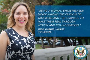 Eine Frau in einem schwarzen und weißen Kleid steht vor einem Zaun mit einem Zitat über Frauenunternehmertum, Bäume, Fahrzeuge und einen klaren blauen Himmel im Hintergrund.