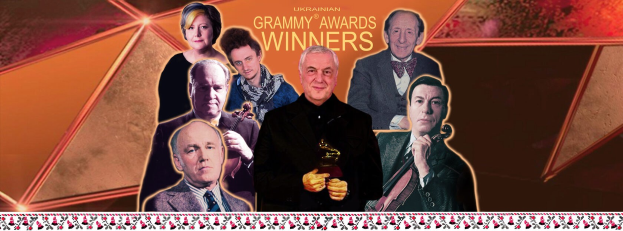 Gruppe von Menschen, die auf der Bühne feiern, wobei eine Person in der Mitte einen Award hält.