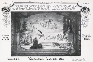 Ein Schwarz-Weiß-Foto von einem Bühnenereignis im Jahr 1902 mit dem Titel 'Wiesbadener Festspiele', auf dem Menschen in traditioneller deutscher Kleidung zu sehen sind, bunte Lichter und ein jubelndes Publikum im Hintergrund.