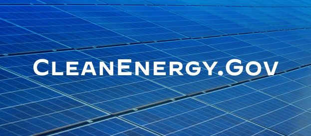 Blauer Solarpanel mit weißer Schrift "Clean Energy Gov" in der Mitte in einem Gitterarrangement, Teil eines sauberen Energieprogramms.